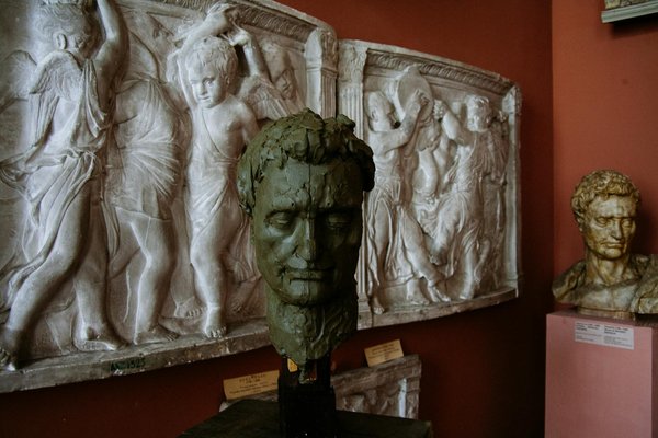 Quels sont les avantages des systèmes de gestion des déchets organiques à l'échelle communautaire ?