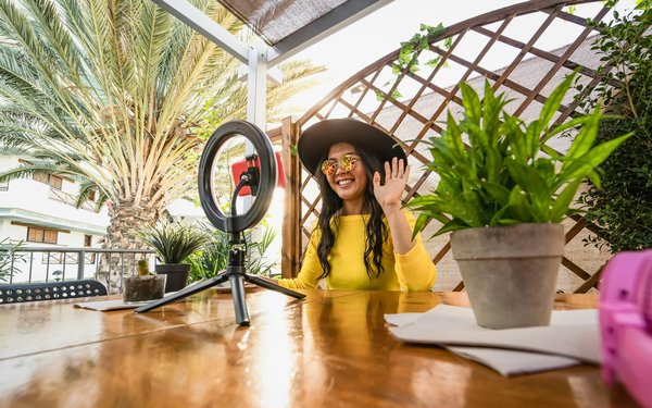 Quels sont les impacts de la littérature LGBT+ dans la société moderne ?