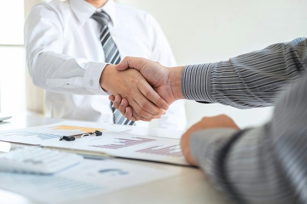 Comment les centres artistiques peuvent-ils collaborer avec les écoles pour développer des programmes éducatifs?