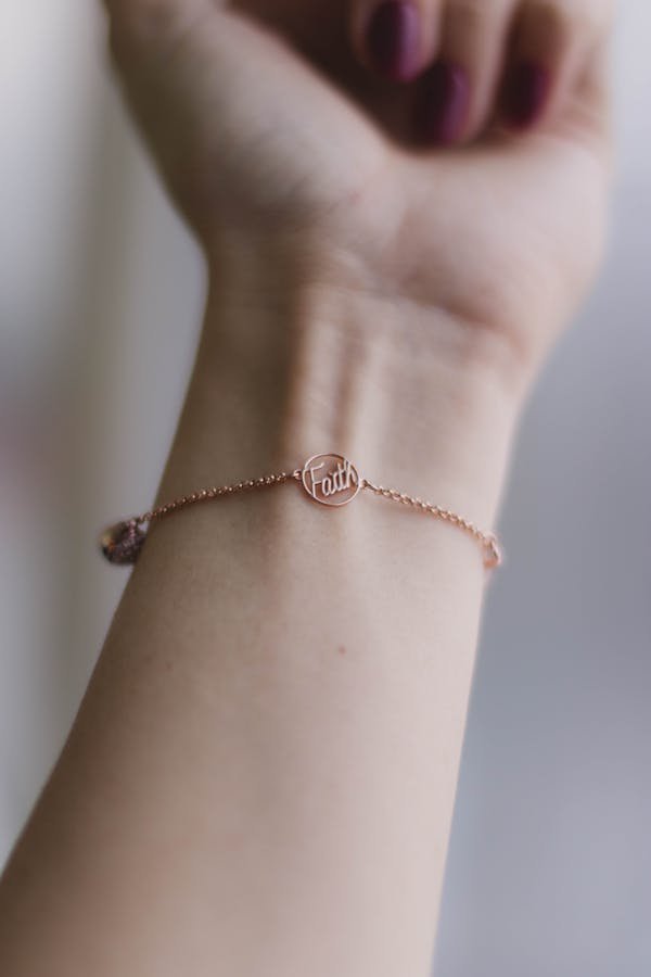 Le bracelet cordon femme de luxe : un incontournable tendance